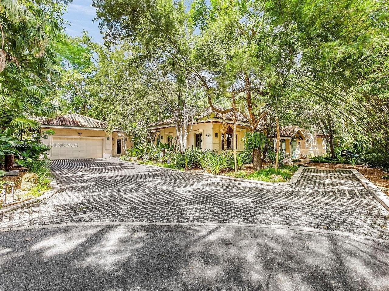 3504 Banyan Cir - Photo 2 of 29