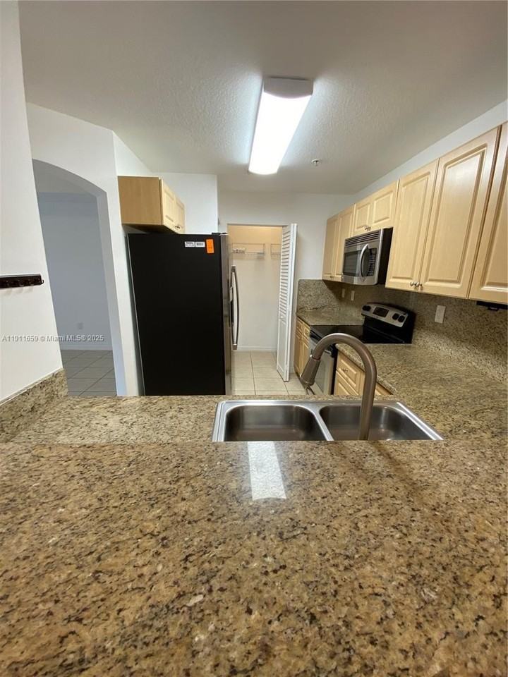 919 Sw 143rd Ter #2009 - Photo 3 of 24