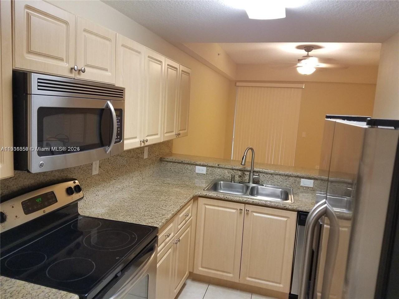 919 Sw 143rd Ter #2009 - Photo 4 of 24