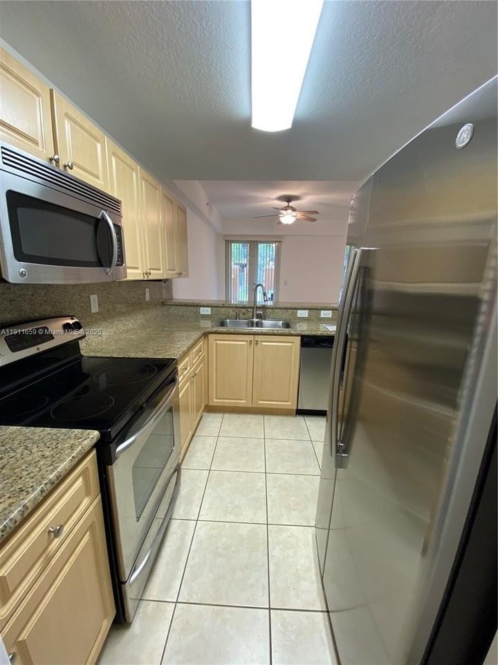 919 Sw 143rd Ter #2009 - Photo 5 of 24