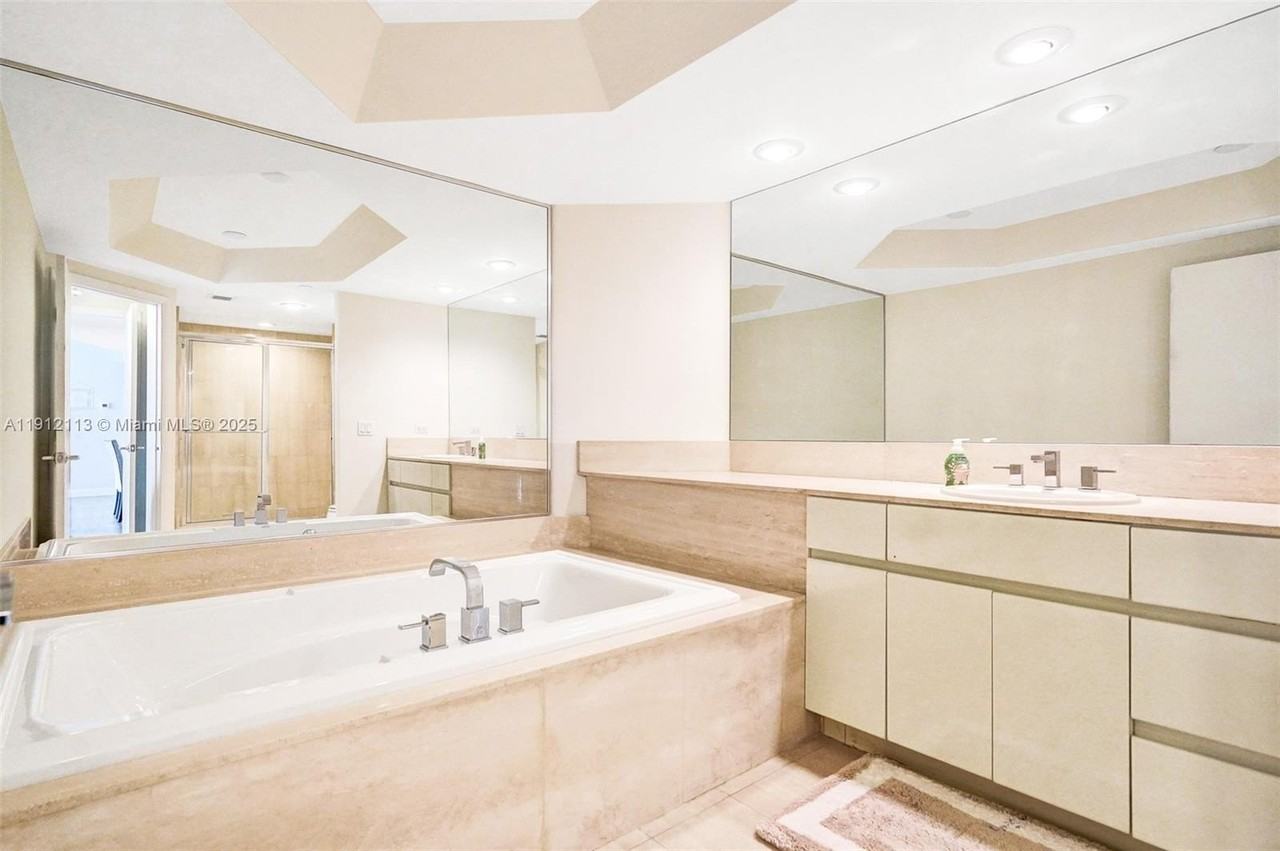 3000 Island Blvd #903 - Photo 5 of 24