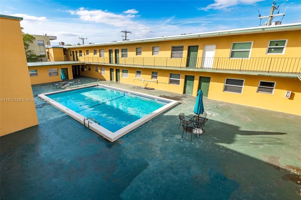 1975 Ne 135th St #3B