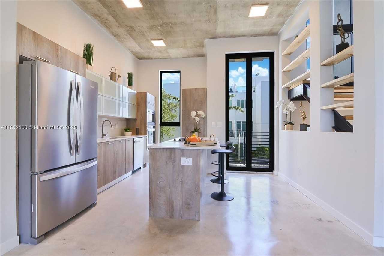 645 Ne 4th Ave #320 - Photo 3 of 9