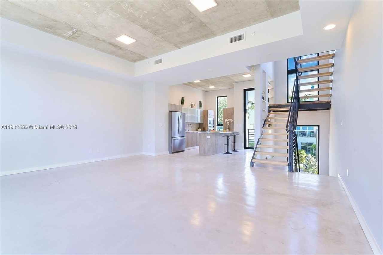 645 Ne 4th Ave #320 - Photo 4 of 9