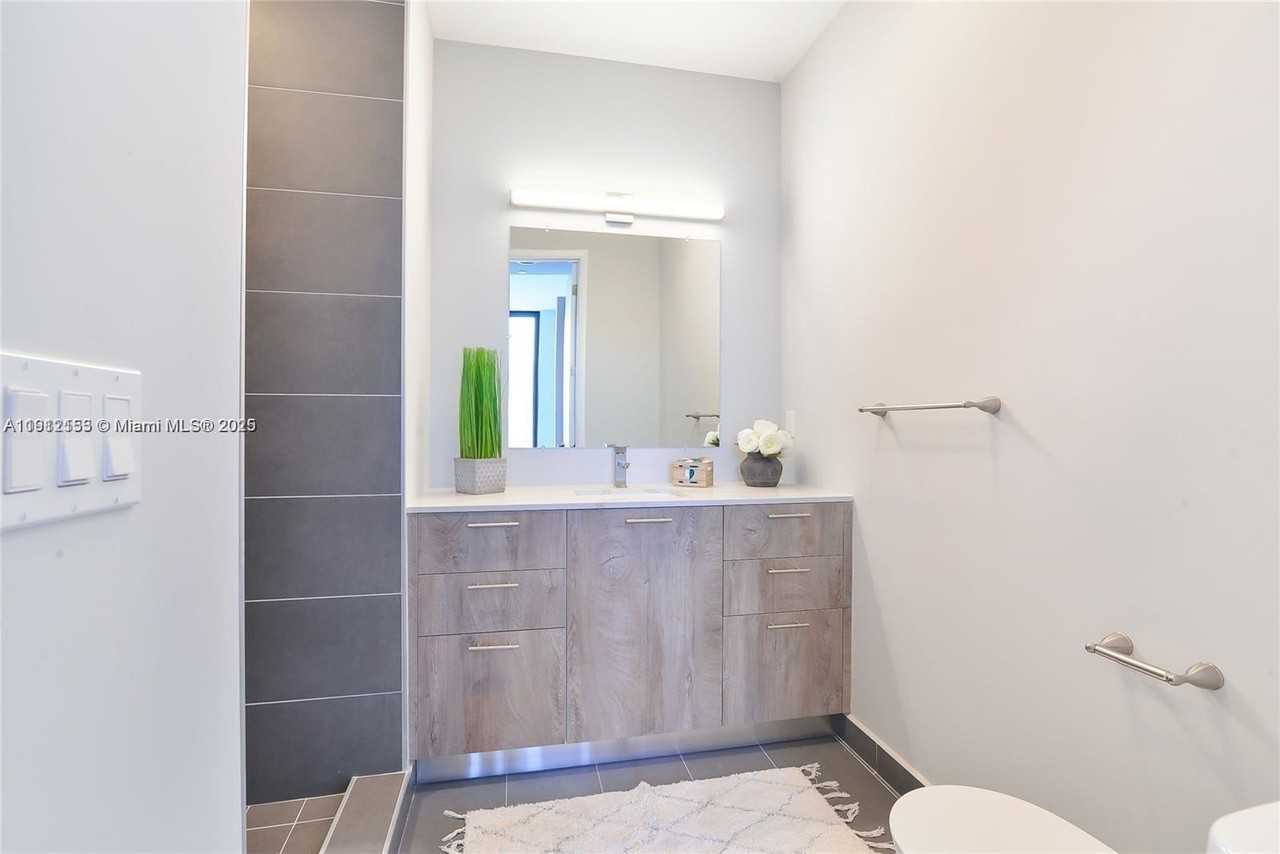 645 Ne 4th Ave #320 - Photo 6 of 9