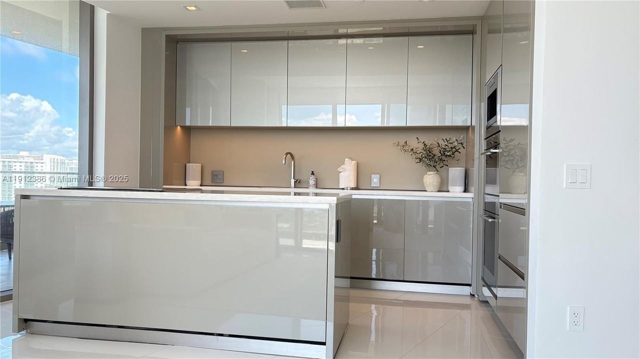 18975 Collins Ave #905 - Photo 4 of 26