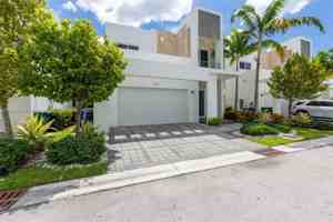 featured image of 6839 Nw 103rd Ave #6839