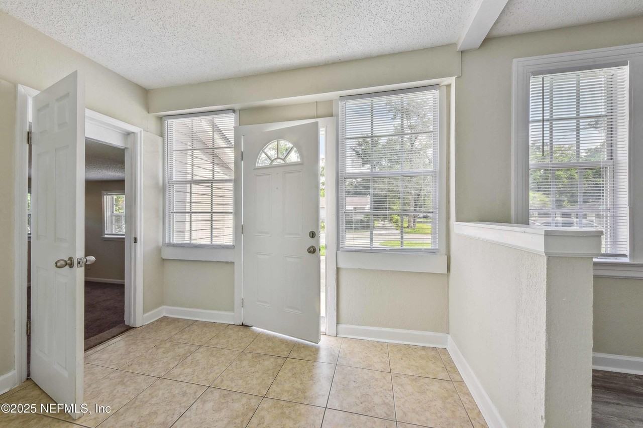 4848 Plymouth St - Photo 5 of 26