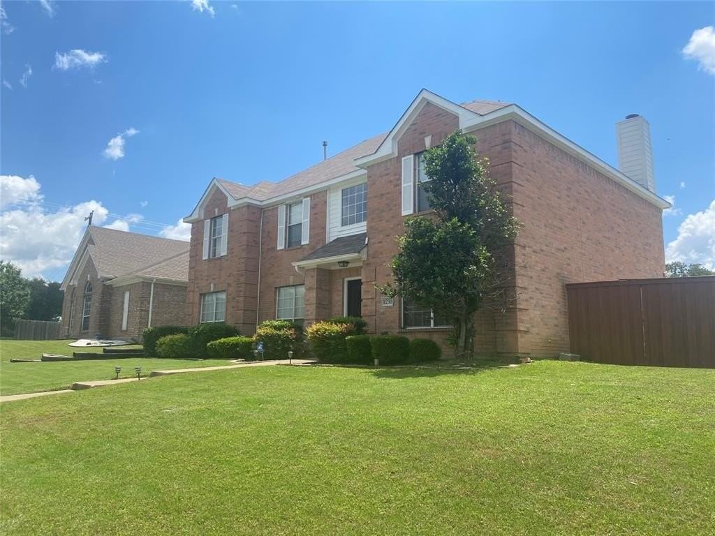 1230 Donegal Ln - Photo 3 of 40