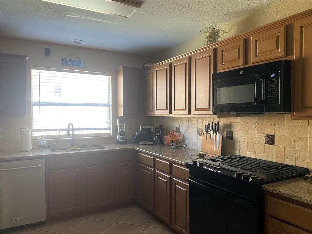 1230 Donegal Ln - Photo 7 of 40