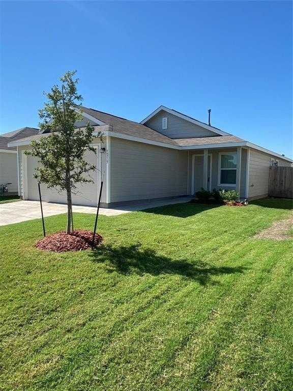 1215 Fairford Rd - Photo 2 of 17