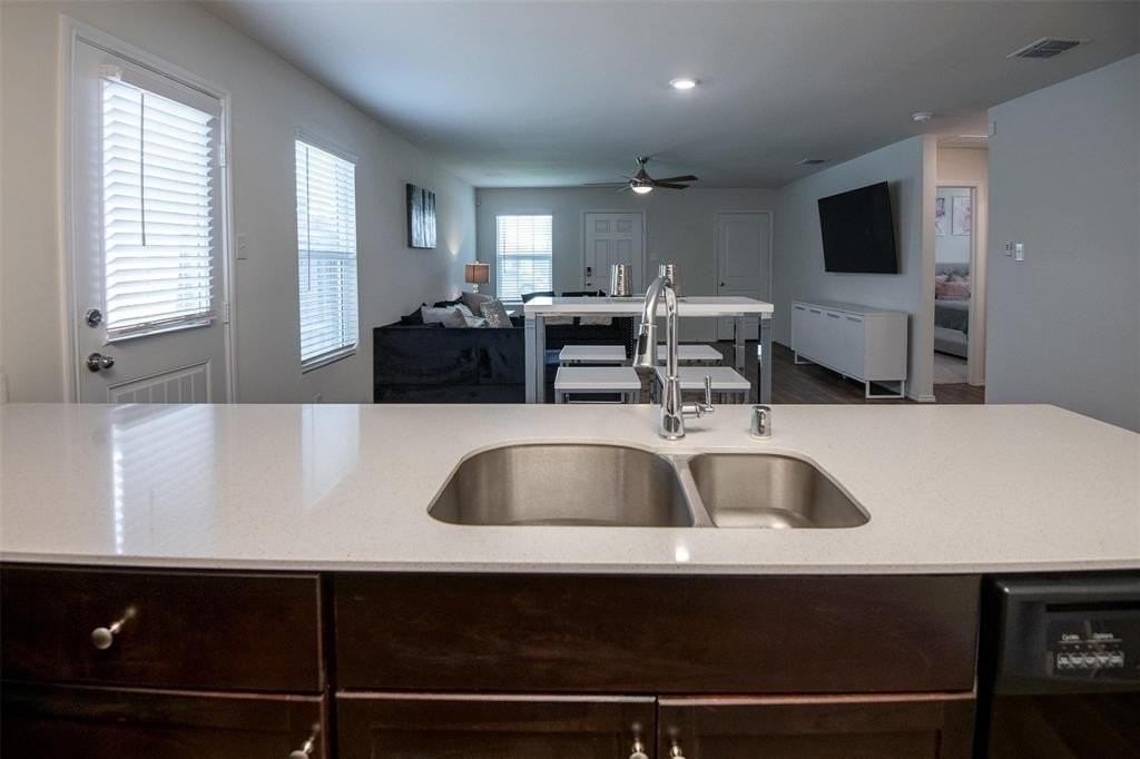 1215 Fairford Rd - Photo 5 of 17