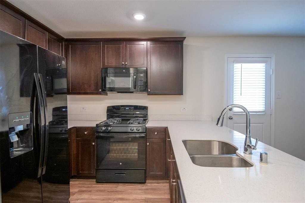 1215 Fairford Rd - Photo 6 of 17