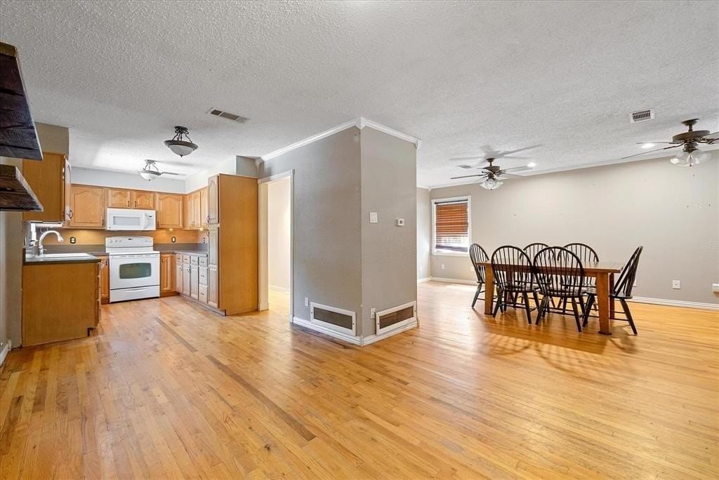 2908 Lynell Dr - Photo 3 of 10