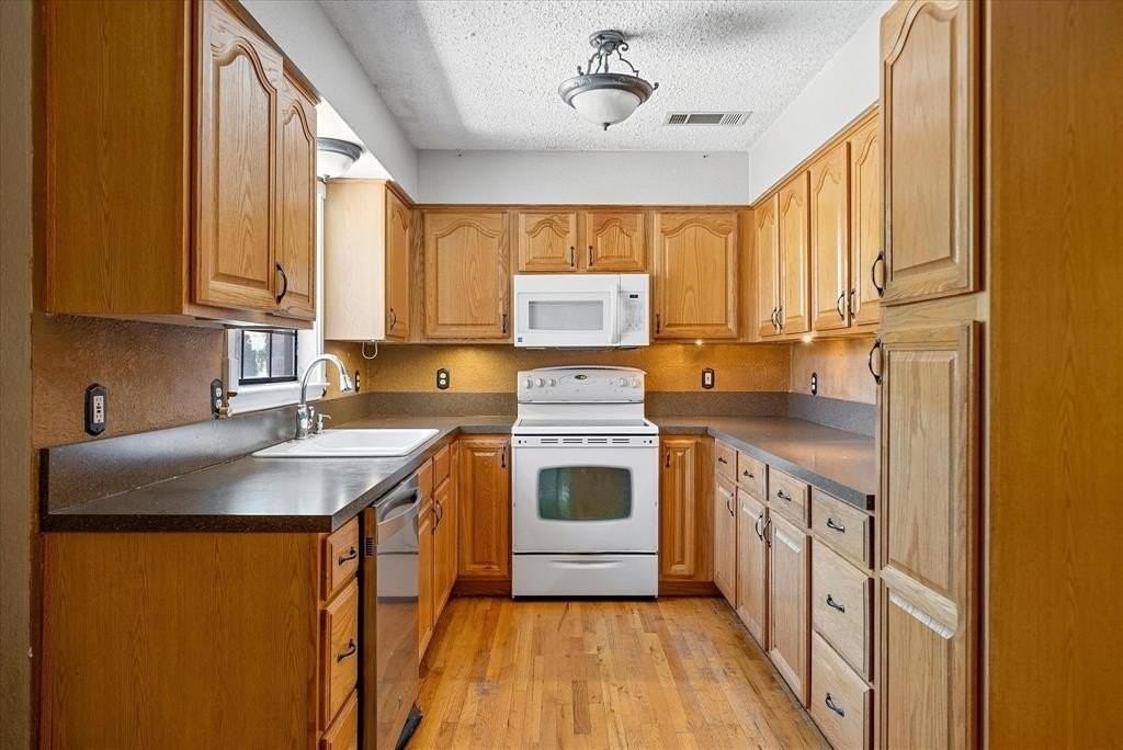 2908 Lynell Dr - Photo 4 of 10