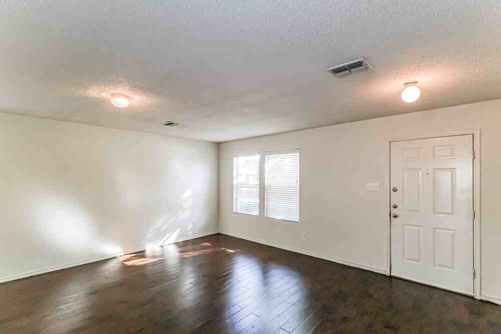 8712 Cove Meadow Ln - Photo 4 of 17