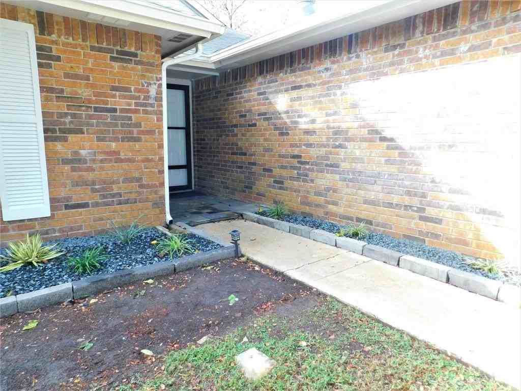 2716 Mistywood Ln - Photo 4 of 30