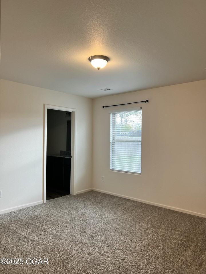 531 S Walnut St - Photo 4 of 8