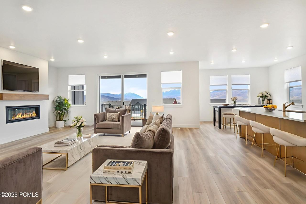 2455 N Meadowside Way - Photo 3 of 38