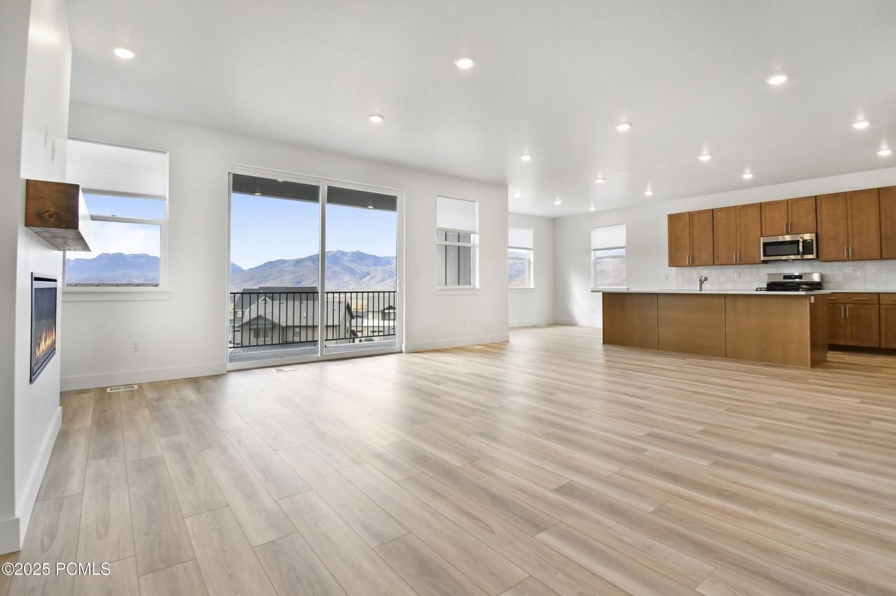 2455 N Meadowside Way - Photo 7 of 38