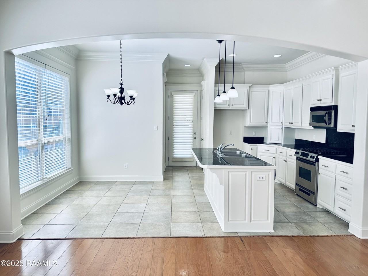 108 Laguna Ln - Photo 4 of 16