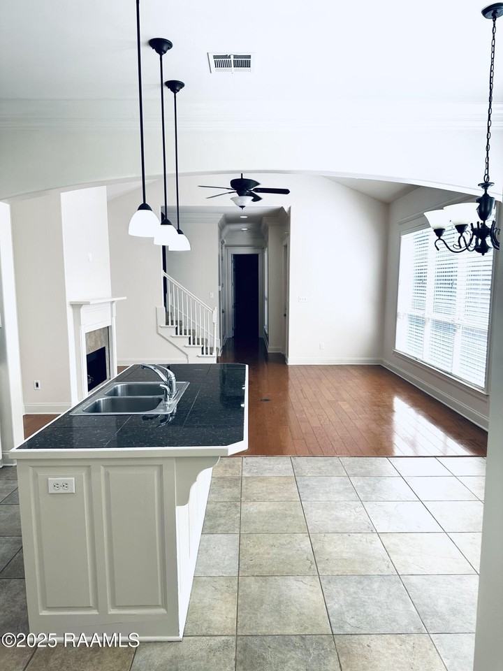 108 Laguna Ln - Photo 6 of 16