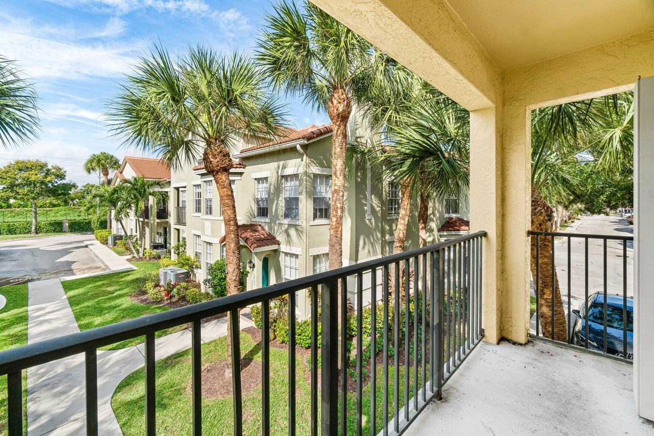 1503 Belmont Pl - Photo 4 of 36