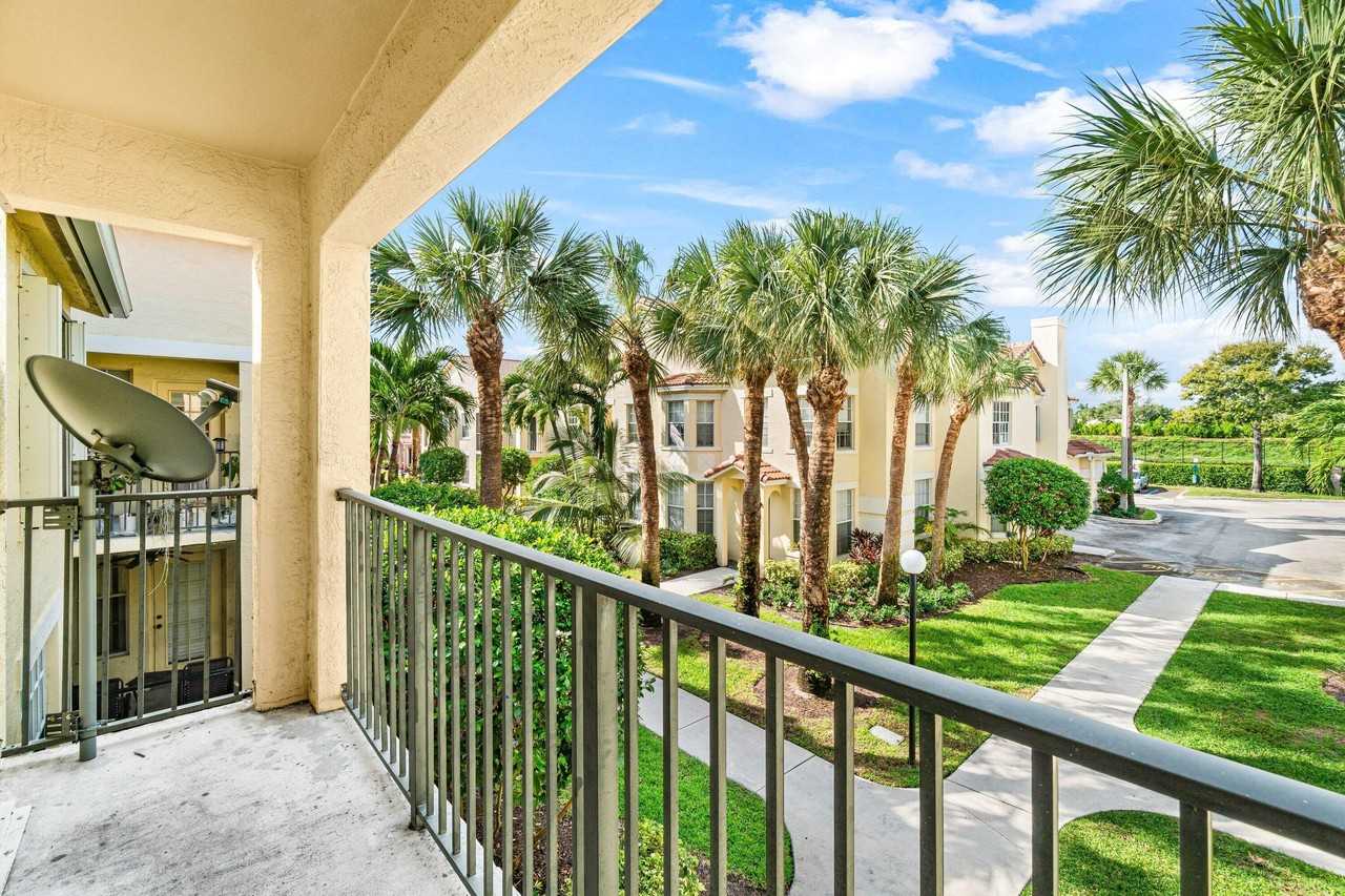 1503 Belmont Pl - Photo 5 of 36