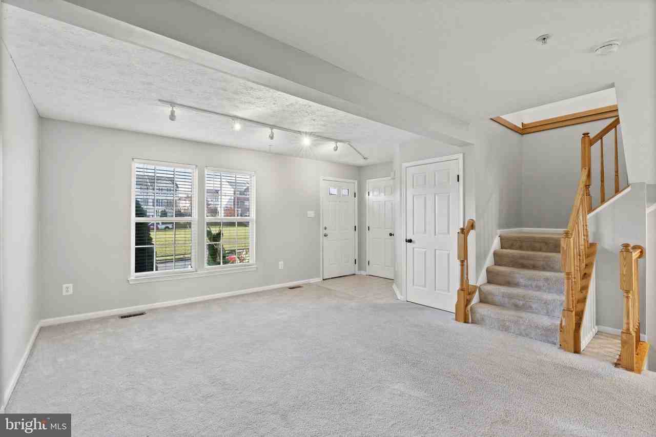 5030 Finsbury Rd - Photo 3 of 43