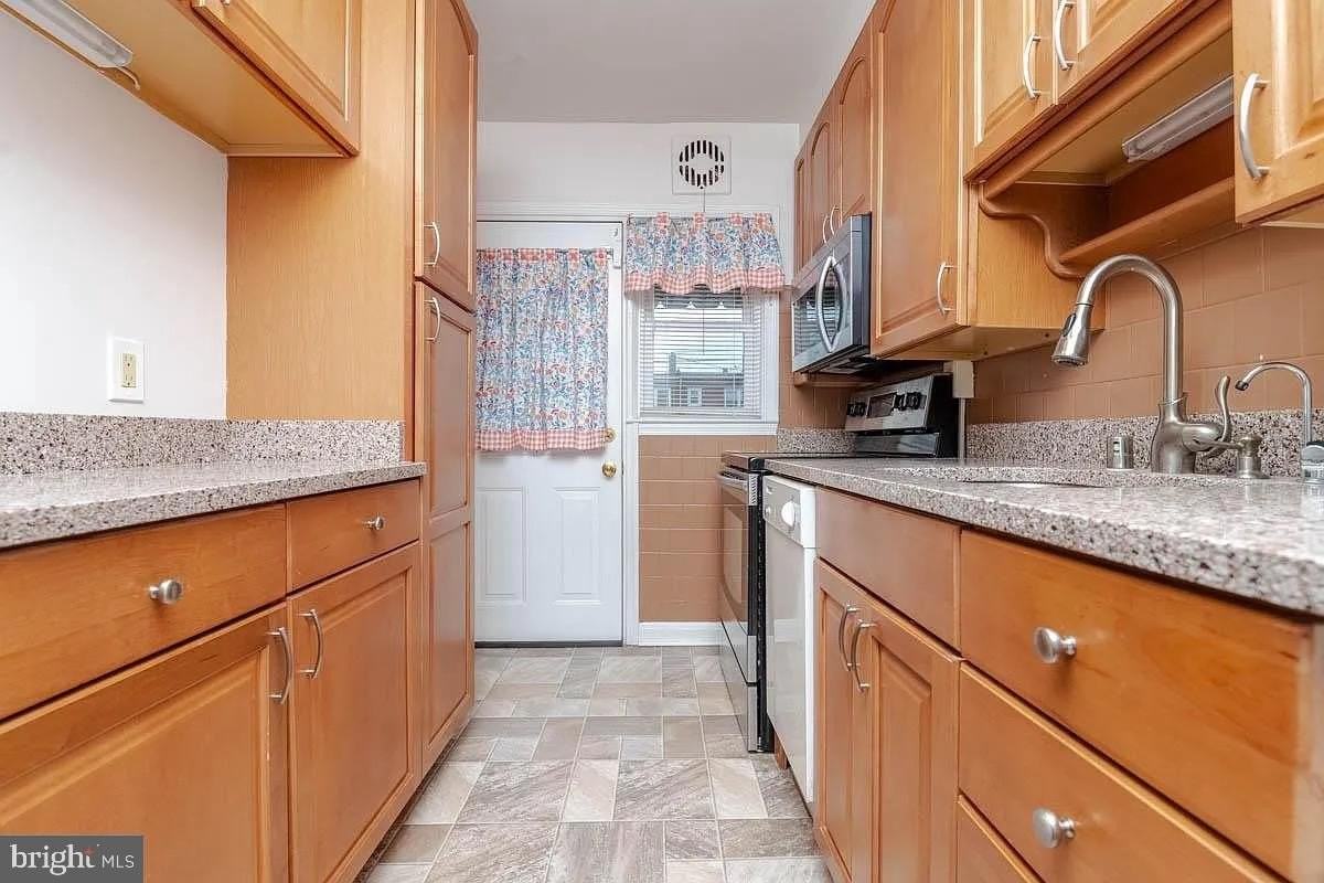 204 Kingston Rd - Photo 5 of 16