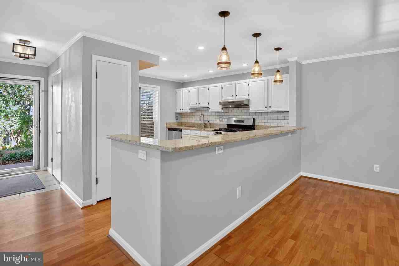 9919 Oakton Terrace Rd - Photo 4 of 15