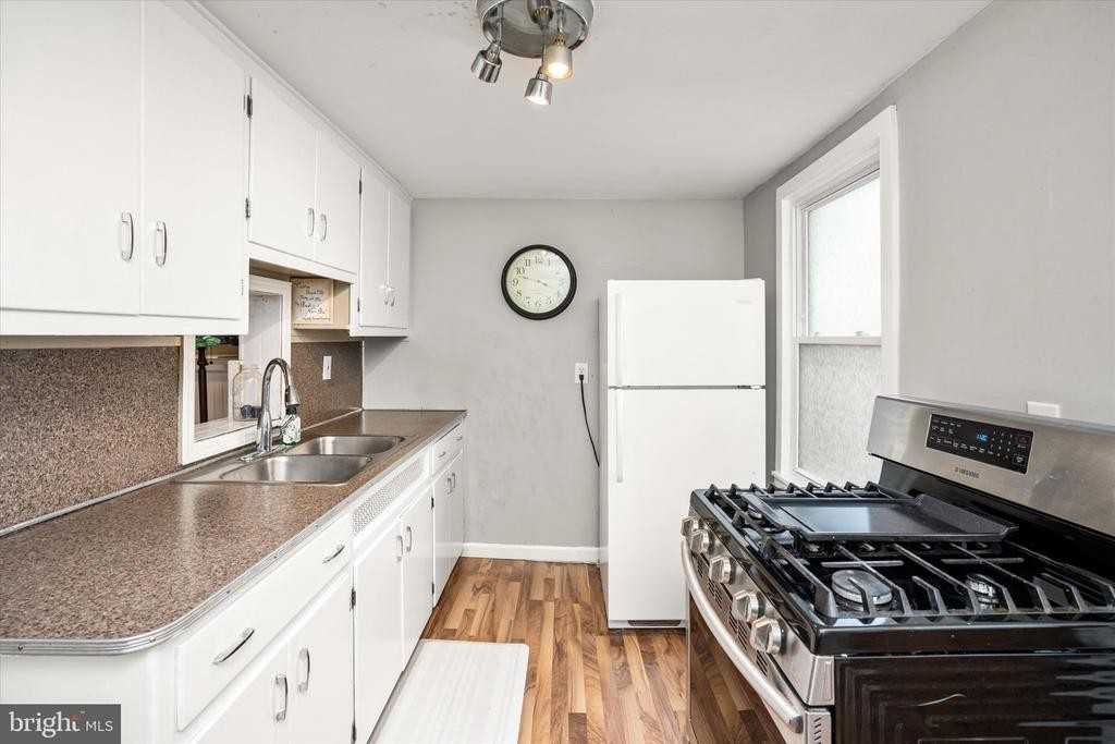 2 W Chestnut St - Photo 7 of 18