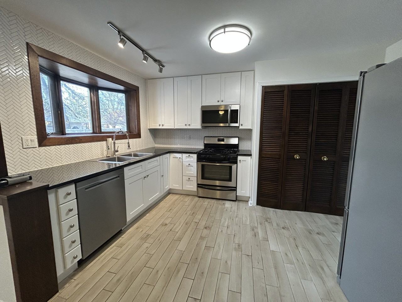 946 E Grant Dr - Photo 2 of 35