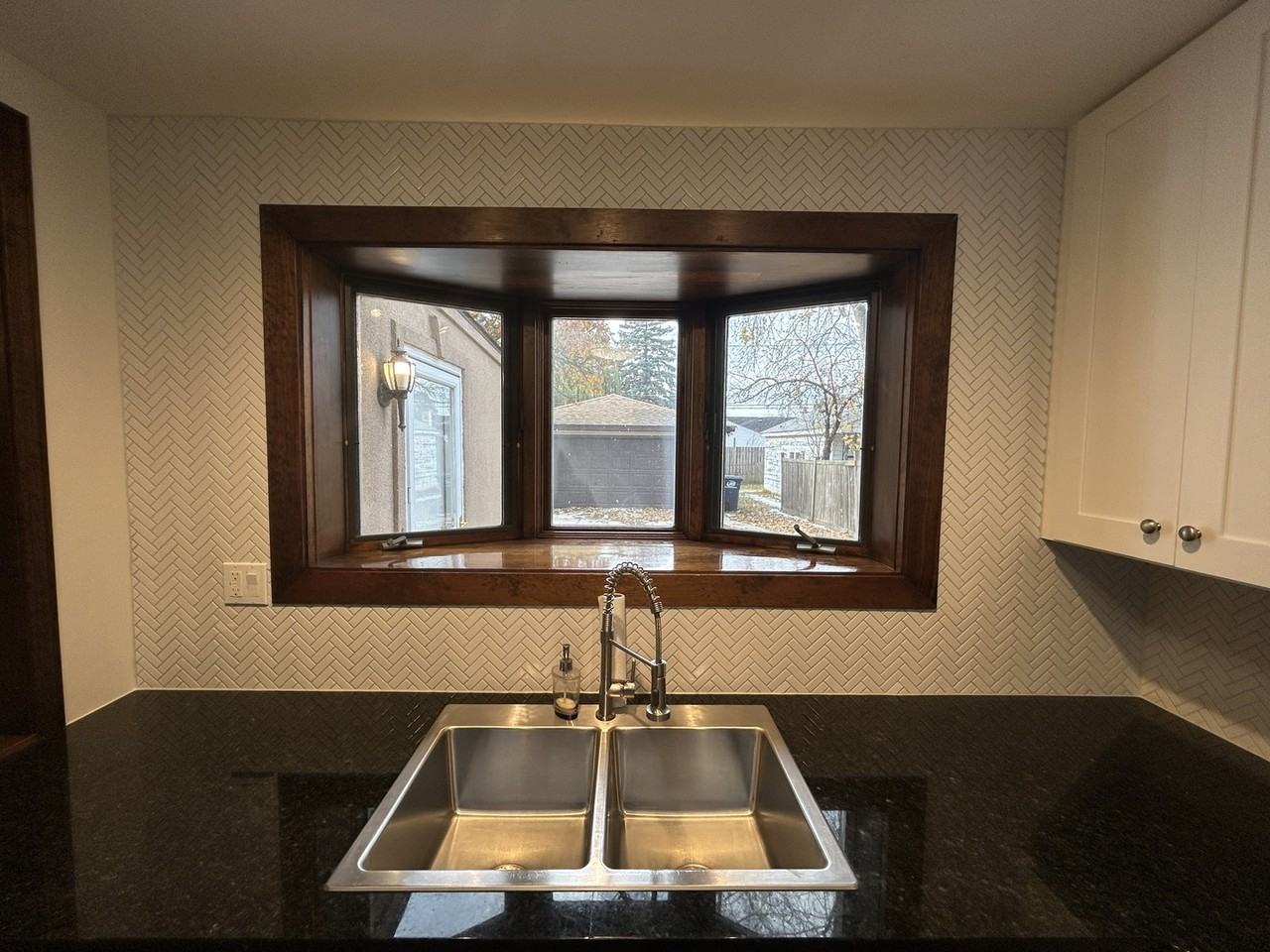 946 E Grant Dr - Photo 3 of 35