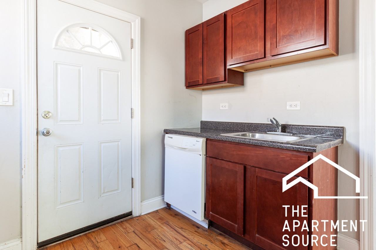 W Cornelia Ave #E3 - Photo 4 of 11