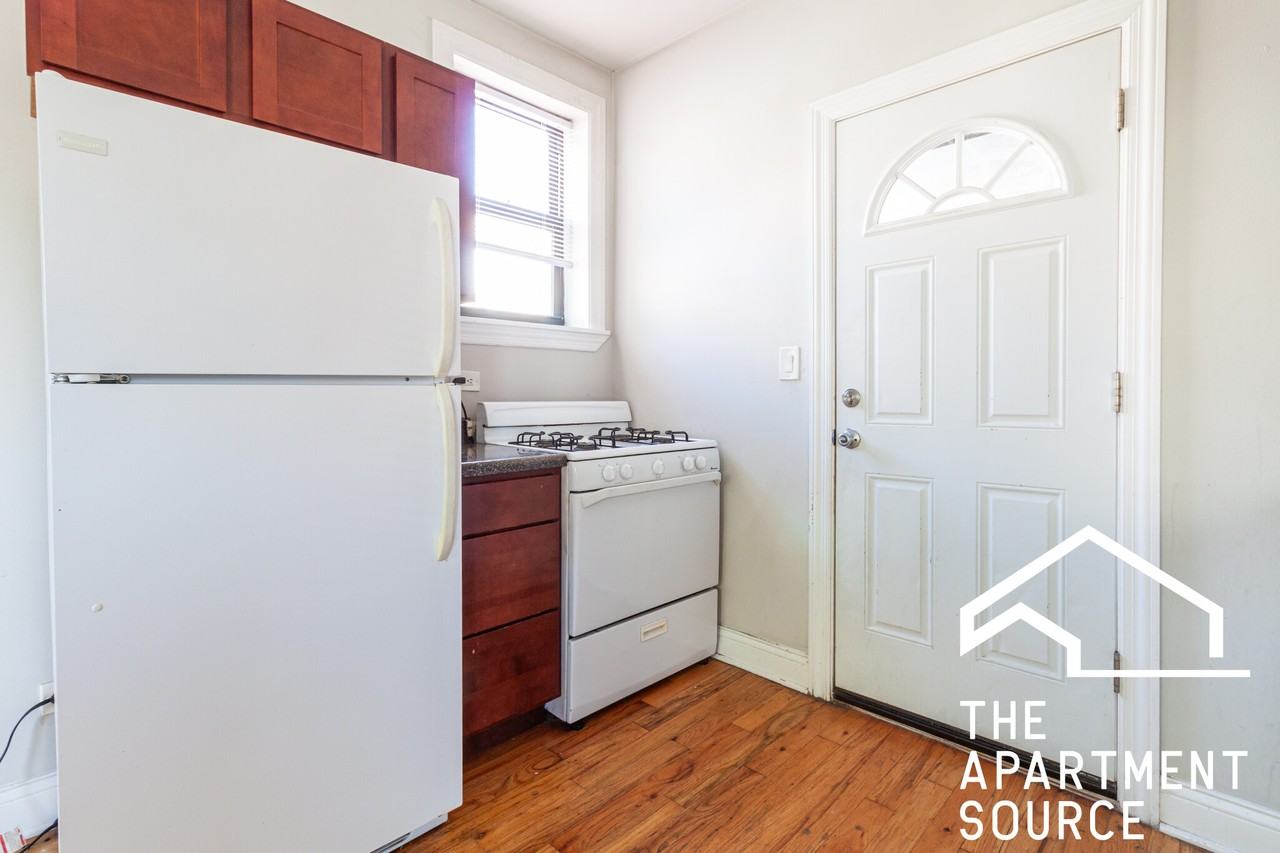 W Cornelia Ave #E3 - Photo 5 of 11