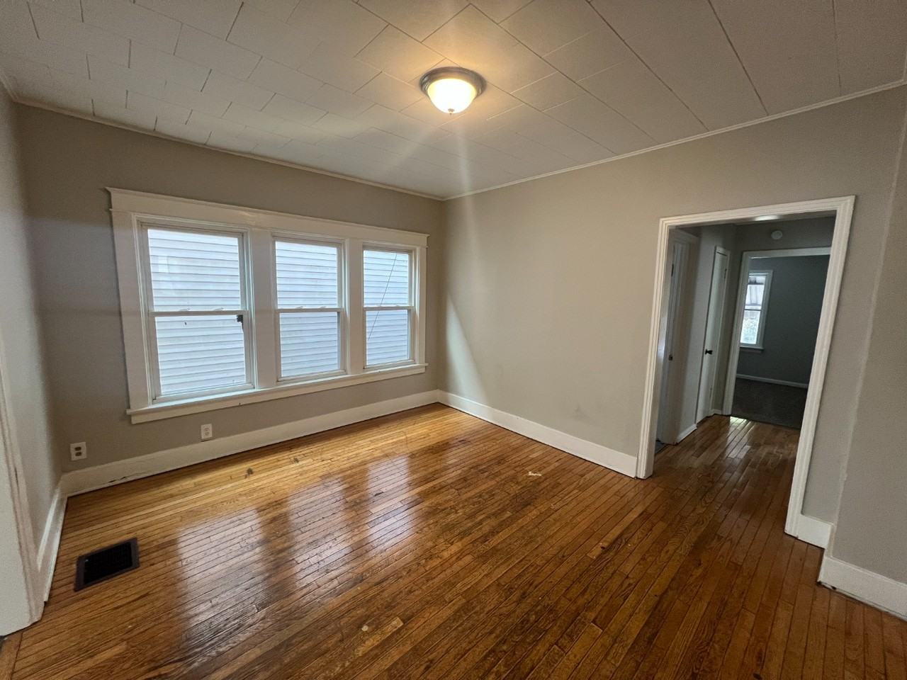 5621 Prosser Ave - Photo 2 of 12