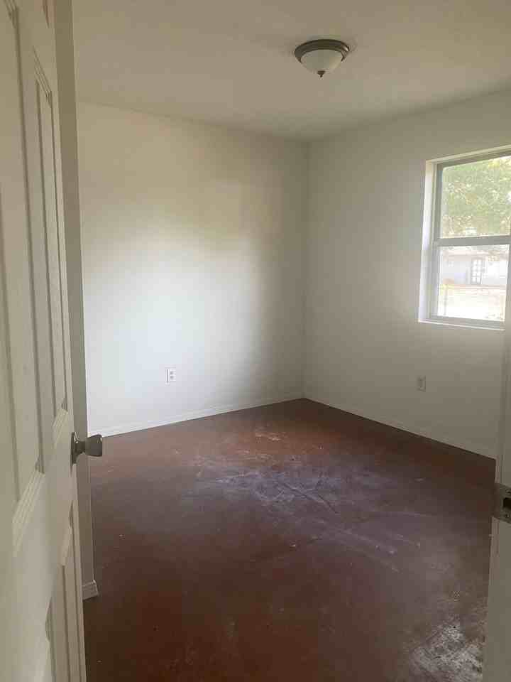 739 Saint Nicholas Dr - Photo 2 of 7