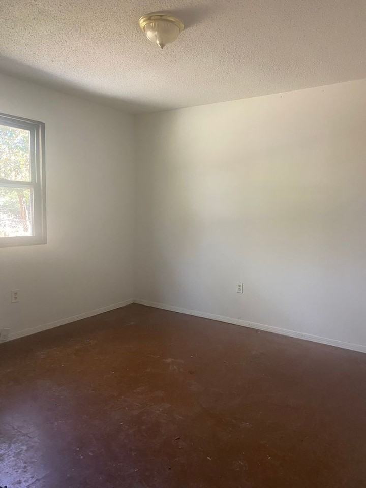 739 Saint Nicholas Dr - Photo 4 of 7