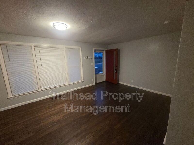 618 Ne 43rd St - Photo 2 of 14