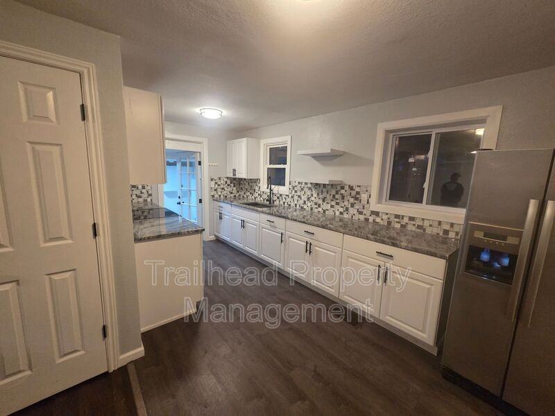 618 Ne 43rd St - Photo 4 of 14