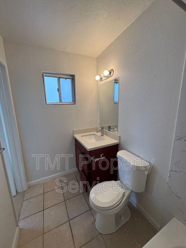 1816 F St #11 - Photo 4 of 7