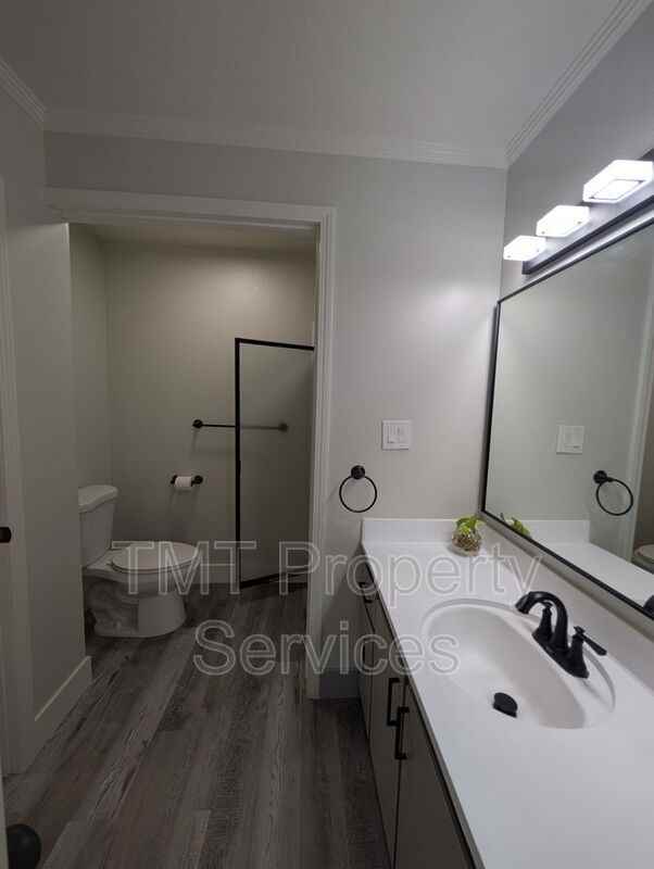 4068 Weymouth Ln - Photo 6 of 16