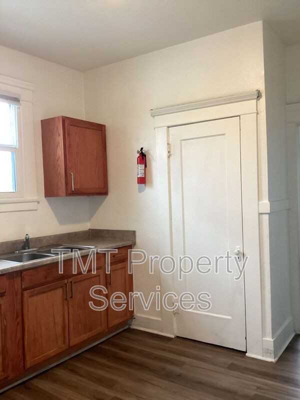 204 W Oak St - Photo 7 of 17