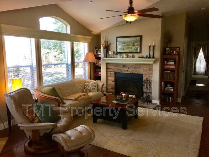 1877 Templeton Rd - Photo 2 of 7