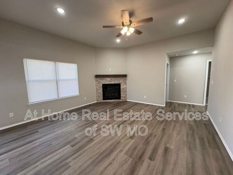 413 E Rosalie St - Photo 2 of 15