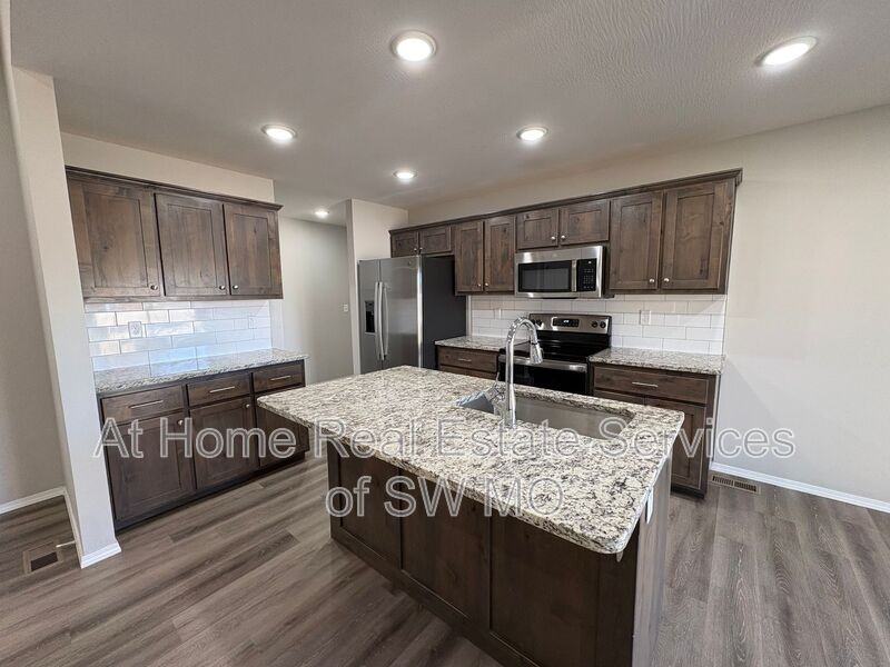 413 E Rosalie St - Photo 3 of 15