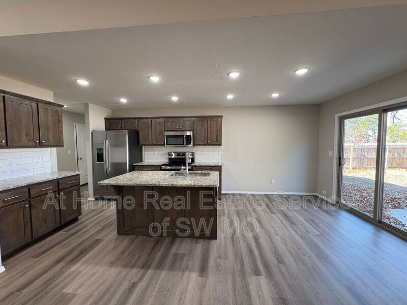 413 E Rosalie St - Photo 4 of 15
