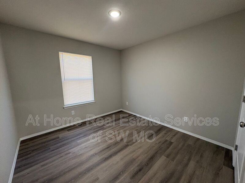 413 E Rosalie St - Photo 5 of 15