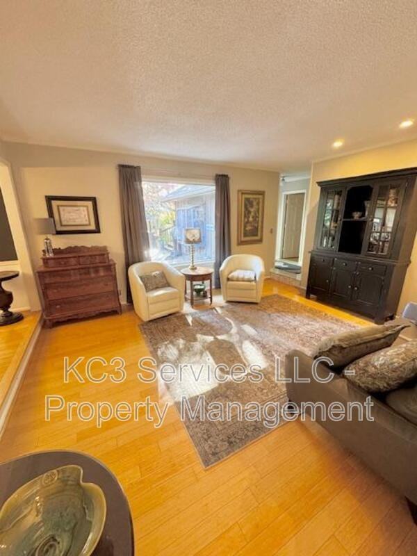 615 E 101st Ter - Photo 4 of 50